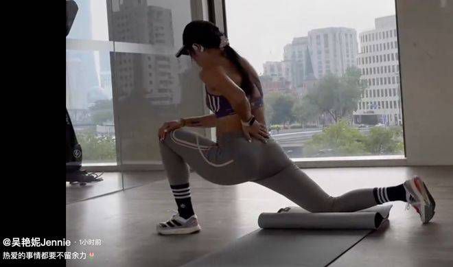 美女直播露胸